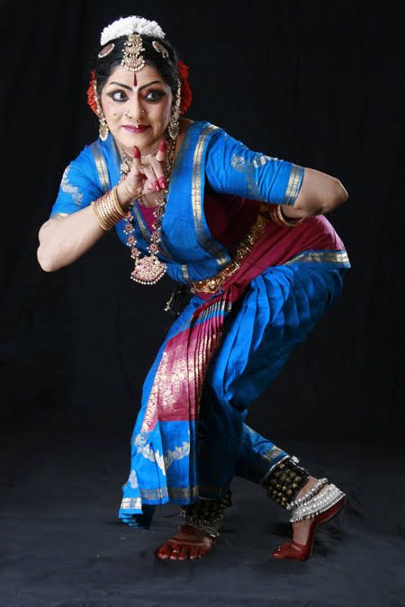 Image of bharatanatyam dancer performing on stage-GL073818-Picxy